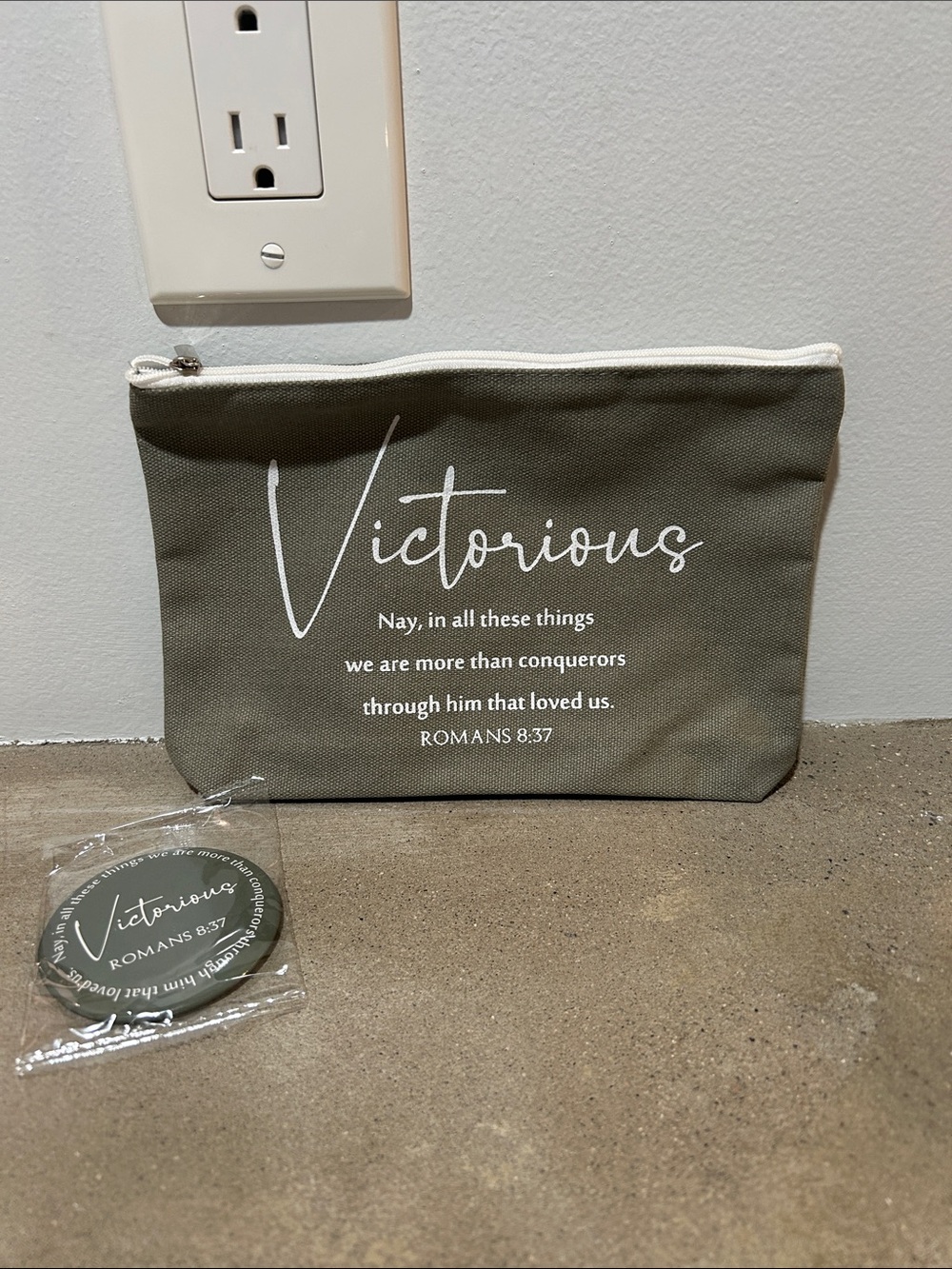 Victorious Canvas Zip Pouch + Mirror - Olive Green